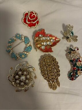 Lot of 7: vintage brouche bundle